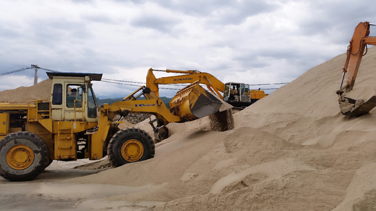 Hoạt động sản xuất cát khoáng sản tại nhà máy